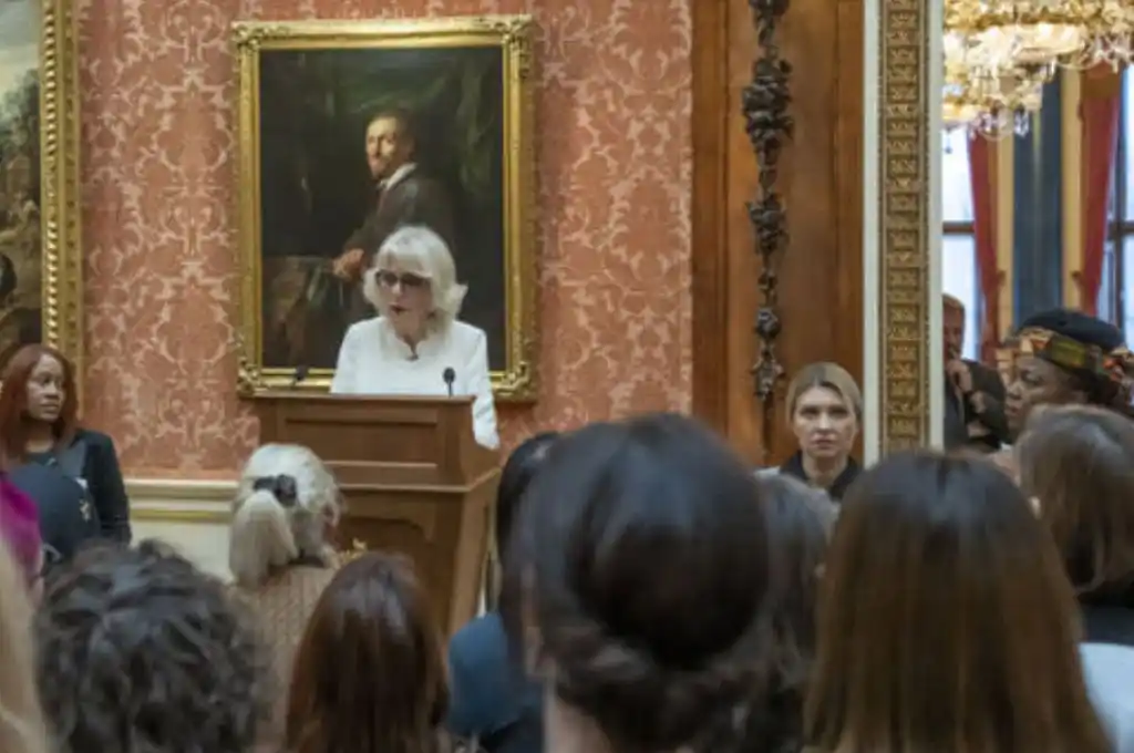 Escándalo en el Palacio de Buckingham: importante renuncia por comentarios racistas