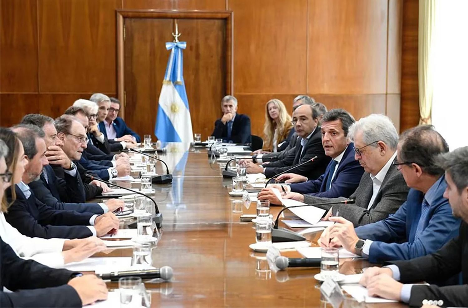 Massa explicó a los bancos su estrategia para reducir la tensión cambiaria y la presión sobre la inflación