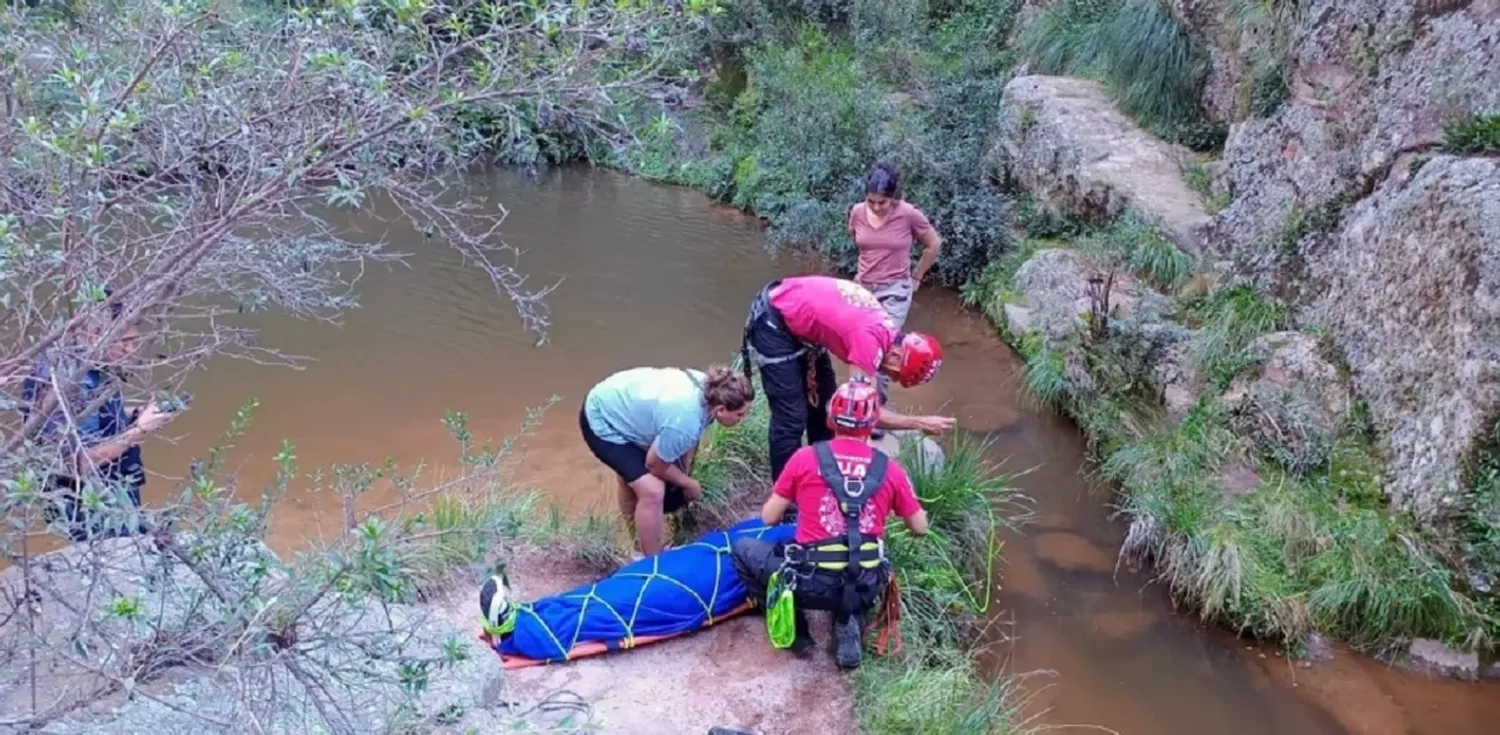 Una joven está grave tras caerse al vacío 30 metros