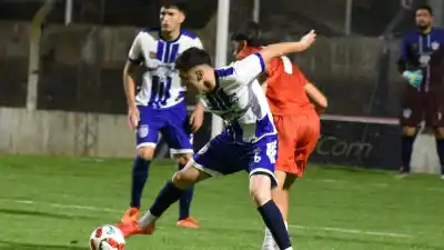 Grupo padeció sus limitaciones y no consiguió sumar ante el líder