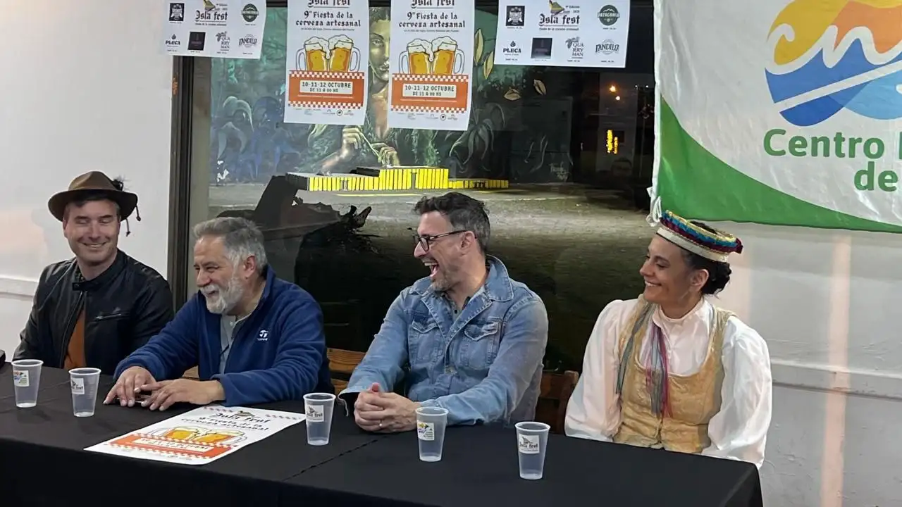 Entre risas, los representantes de las entidades organizadoras presentaron la novena edición en la Isla del Lago.