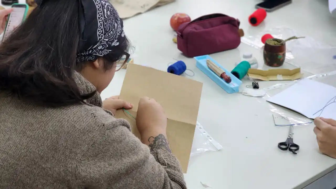 Salud Mental desarrolla un taller de escritura y encuadernación para adolescentes de toda la ciudad.