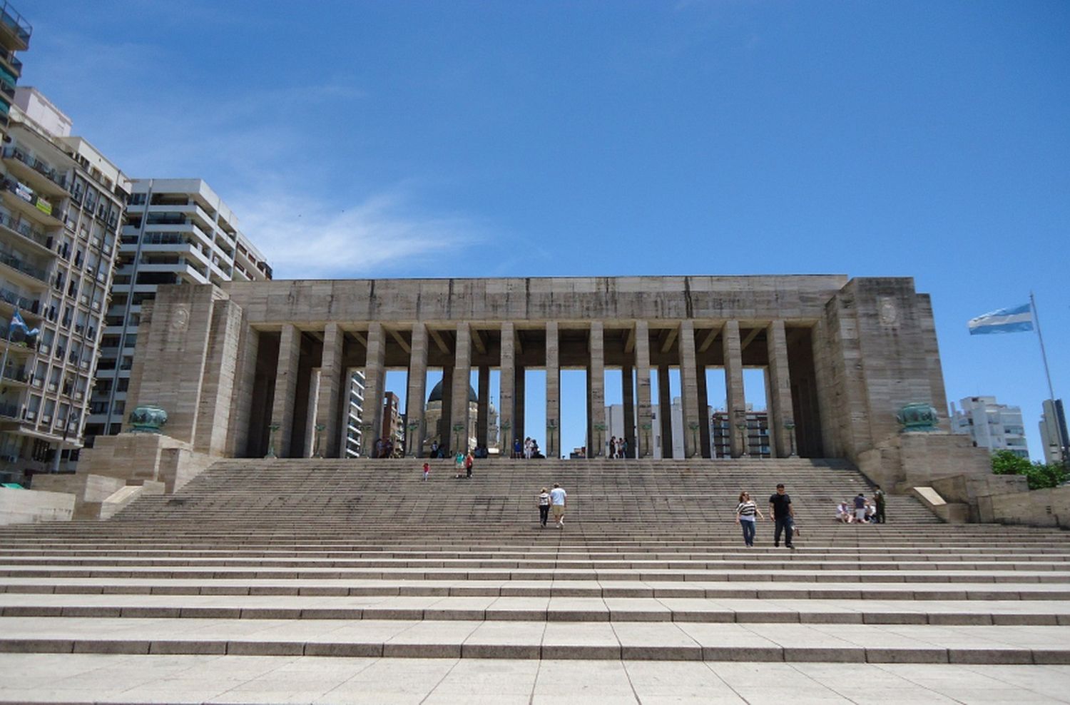 Sábado primaveral con cielo algo nublado y calor en Rosario