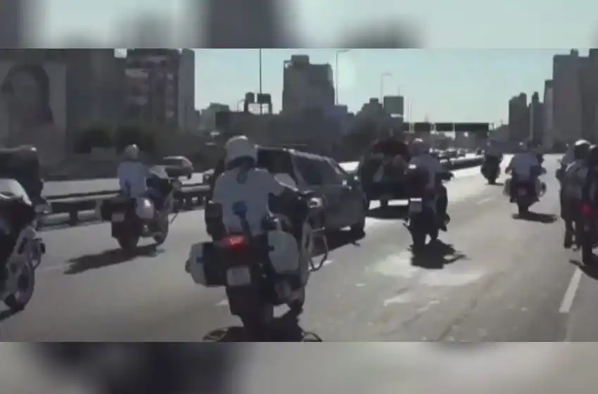 Video: el cortejo fúnebre que llevaba a Maradona casi pisa a un joven