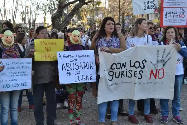 Marcha en apoyo a las víctimas de Rivas: unas 120 personas lo repudiaron