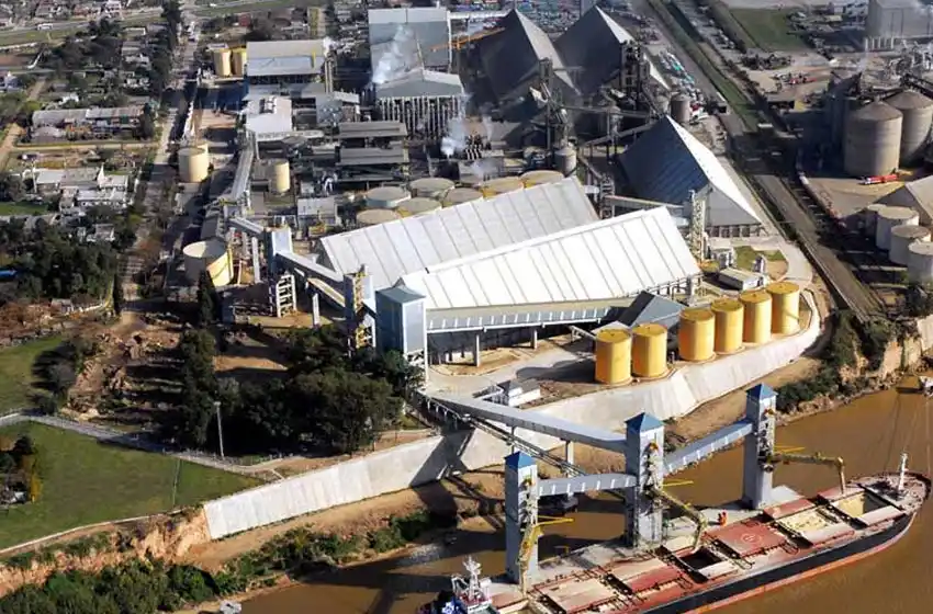 Un hombre murió aplastado por un camión mientras intentaba descargar materiales