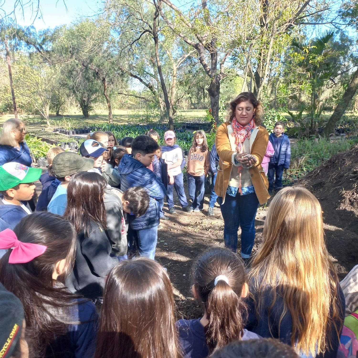 Alumnos visitaron el vivero municipal y recibieron charla sobre compost y plantación