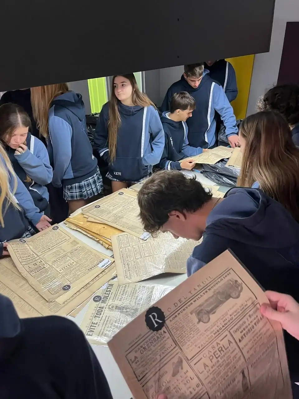 Estudiantes de Ayres del Cerro, observando el archivo de El Eco.