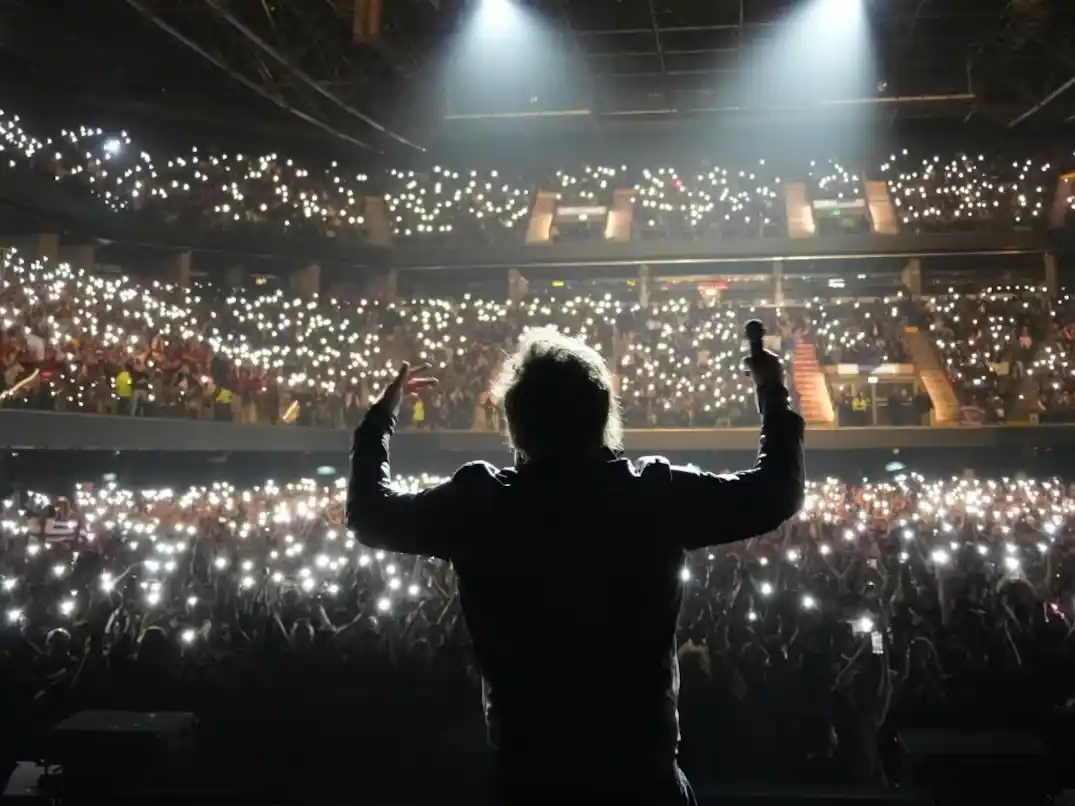 El Presidente presentó su libro con un acto masivo que combinó música, política y culto personal. Reafirmó a su núcleo libertario, pero no buscó nuevos votantes. Foto: Prensa LLA