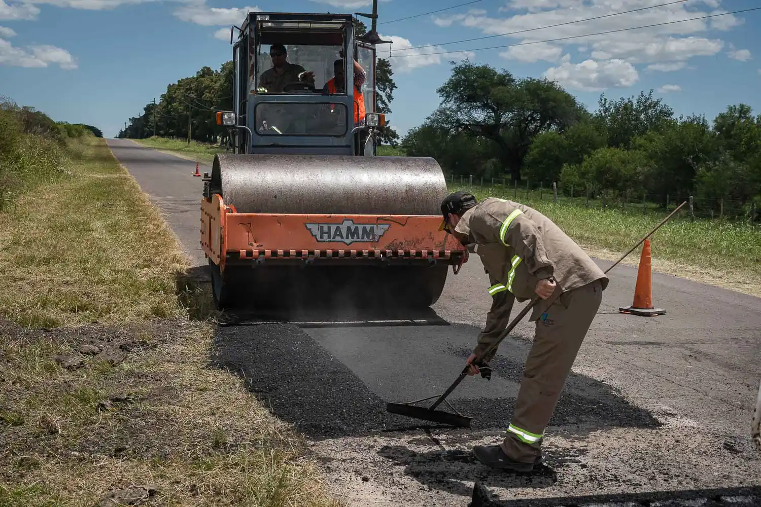 Realizan tareas de bacheo sobre la ruta provincial N º 32