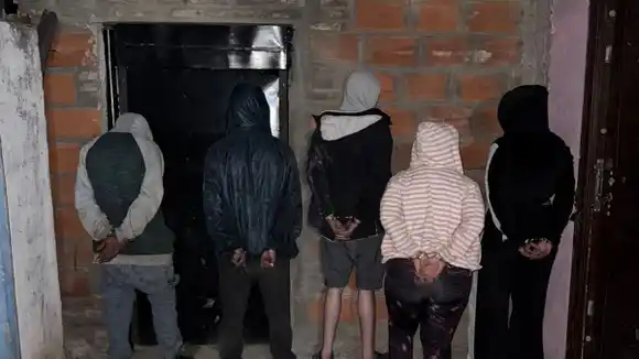 Cinco detenidos con un arma y drogas en zona noroeste