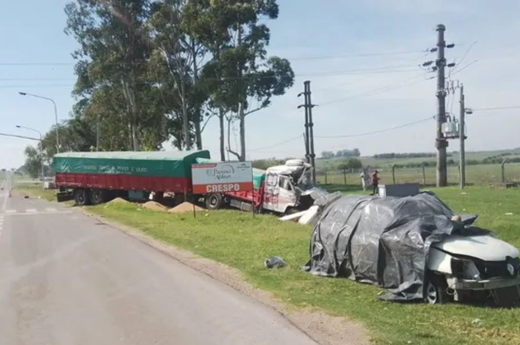Tragedia vial en Crespo: murió una automovilista al chocar contra un camión