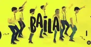 Los Agapornis se divierten bailando