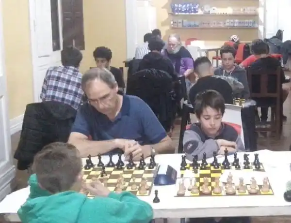 Hay tres punteros en el Oficial de Segunda Categoría de Ajedrez