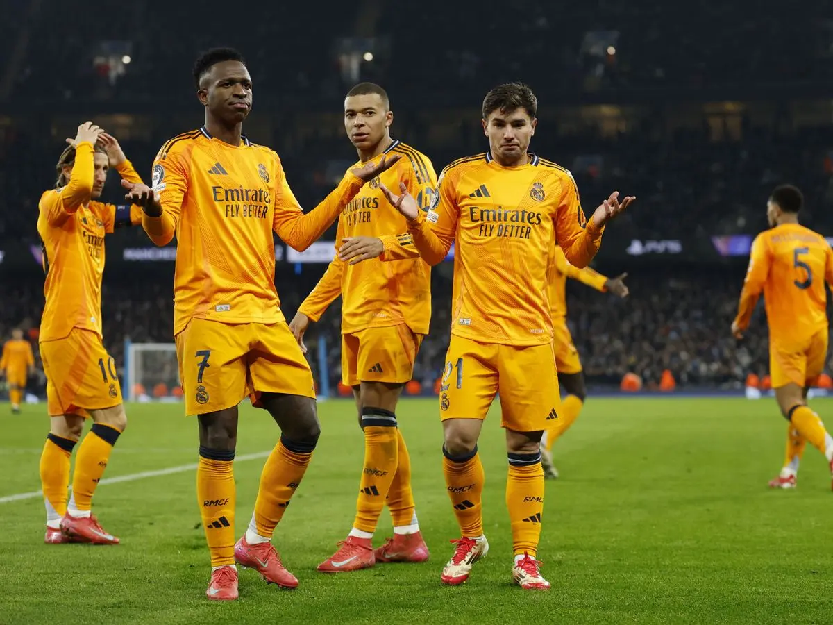 Vinicius y Brahím Díaz festejan el gol, Mbappé observa.