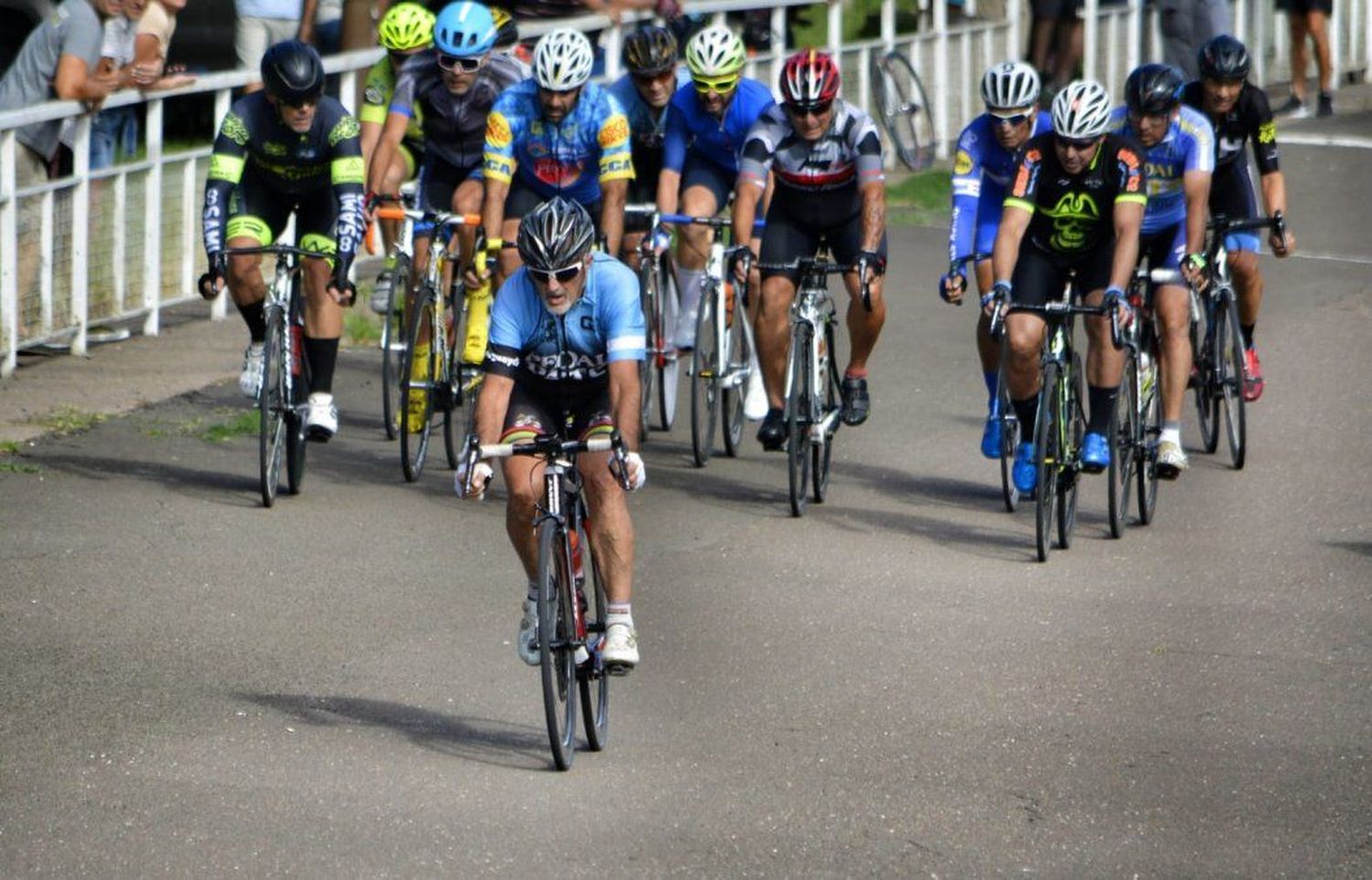 Ciclismo. un pedalista hospitalizado tras una caída masiva