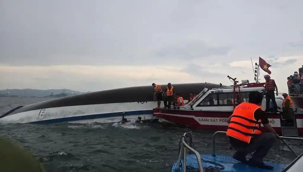 Naufragio de un barco turístico en Vietnam