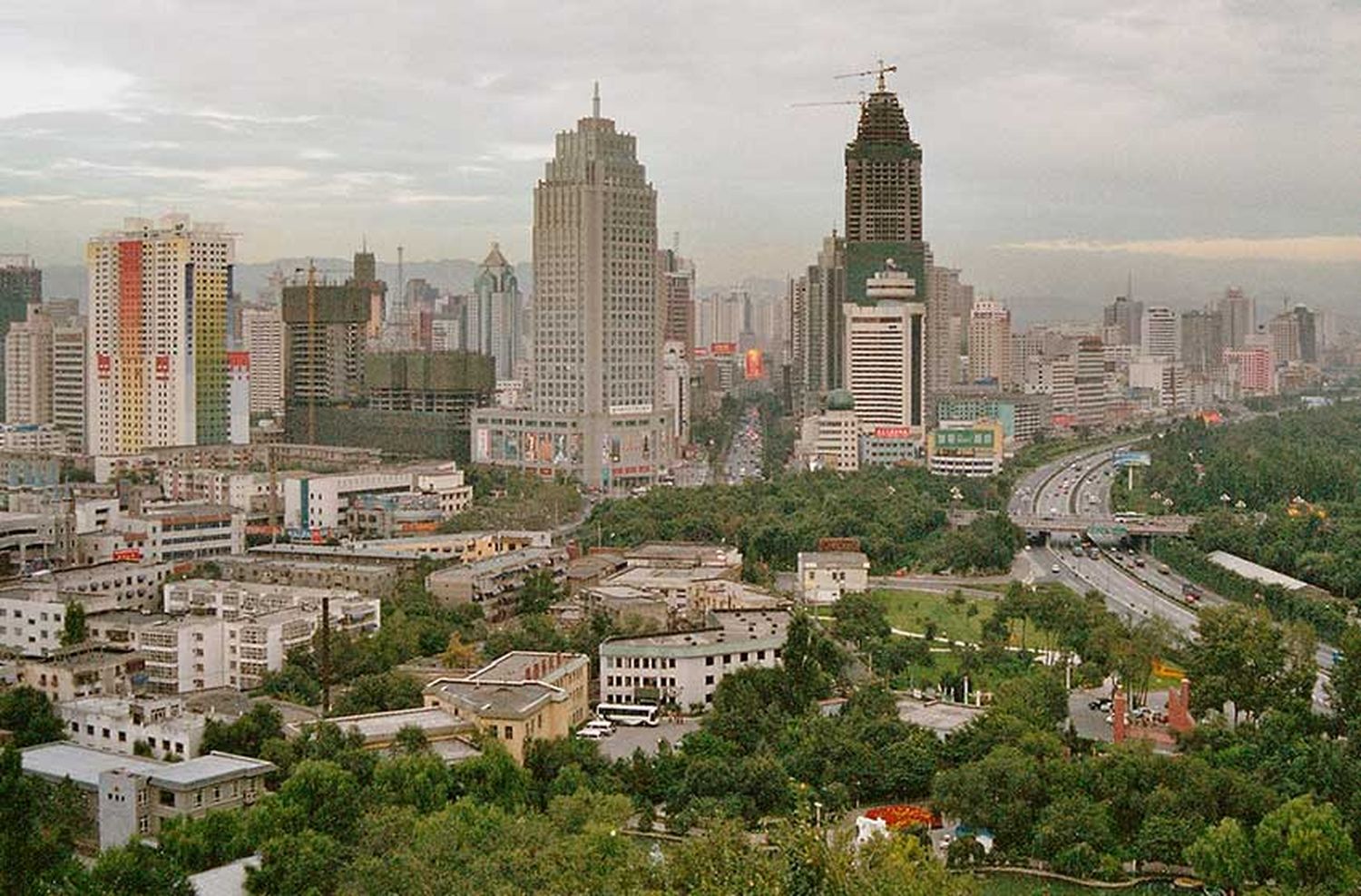 China busca contener el rebrote de coronavirus en la región de Xinjiang, donde crecen los contagios