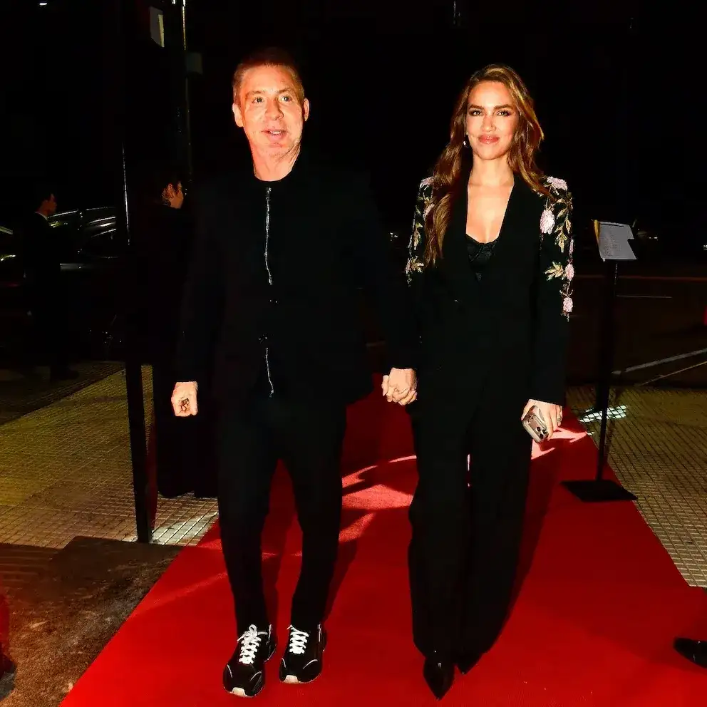Adrián Suar y Rocío Robles llegando a los festejos por el fin del rodaje de Un funeral y medio