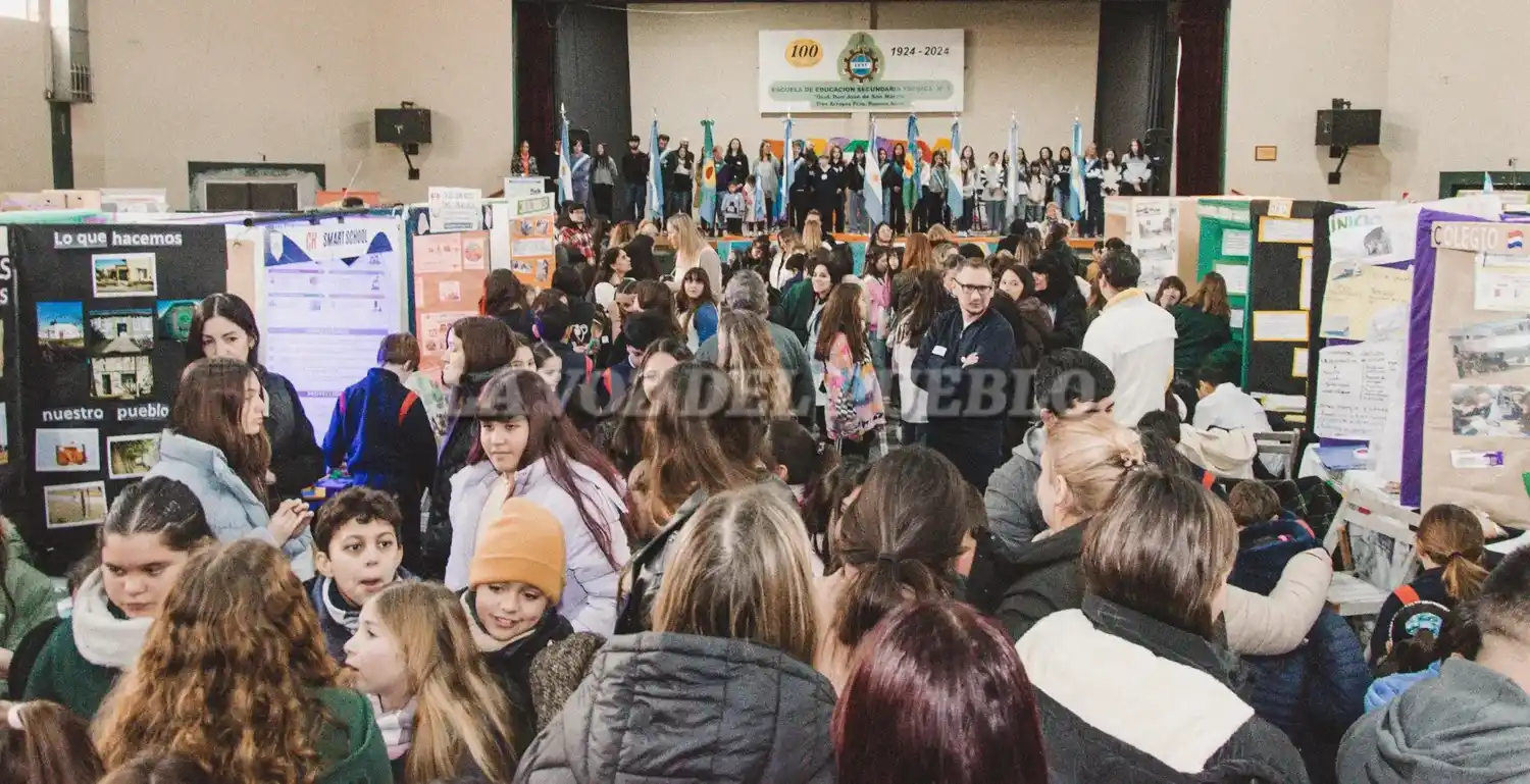 El Salón de Usos Múltiples de la Escuela Técnica recibió a un gran marco de público durante la mañana del martes