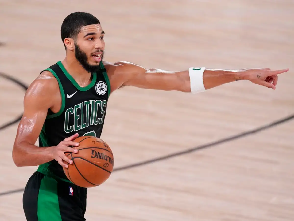 NBA: renovaciones millonarias para Tatum y Mitchell 