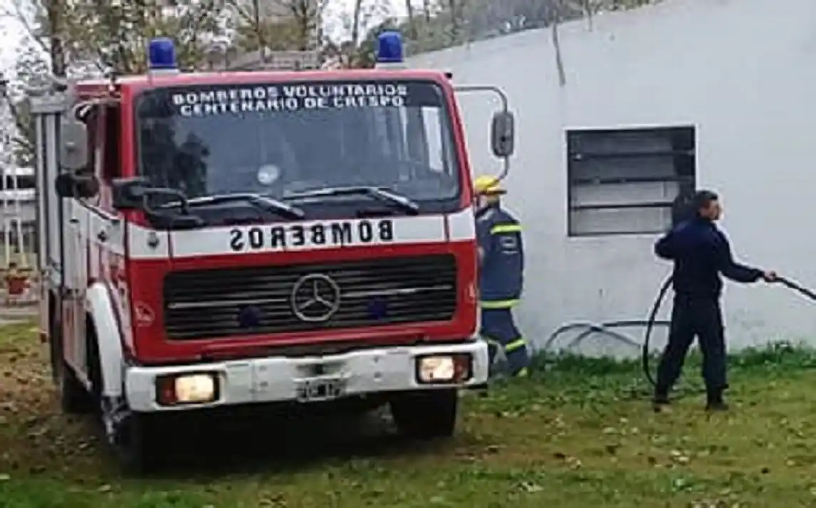 Bomberos extinguieron el incendio en el techo de un galpón