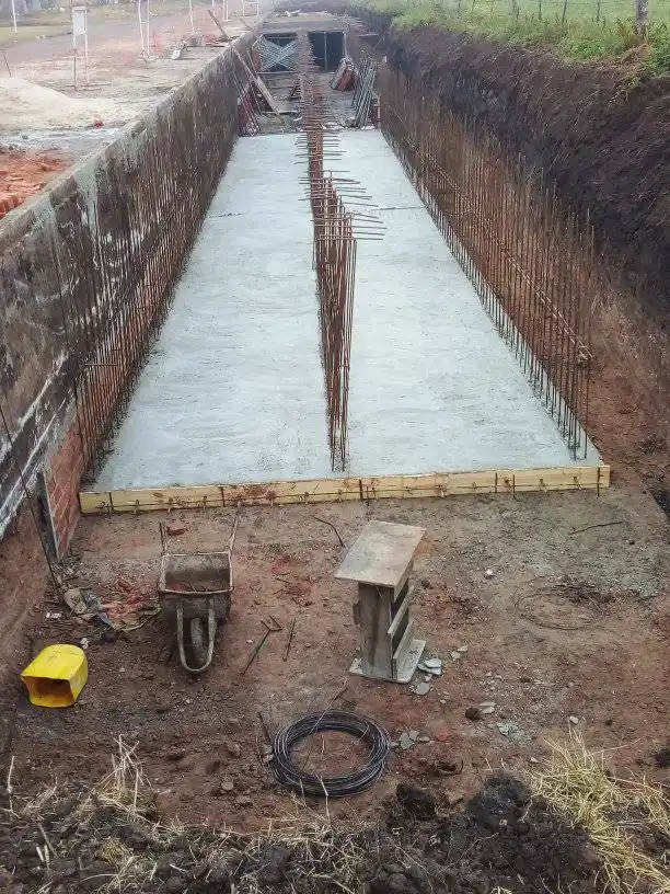 Continúan los trabajo de preparación de el suelo para la colocación de asfalto articulado en este caso calle San Jose sobre calle Gualeguay y 9 de Julio . También la obra hídrica en calle Hernandarias, Gregoria Perez, Colón, Gualeguay  El programa de mejoramiento barrial comprende 20 cuadras de asfalto articulado con aportes de provincia