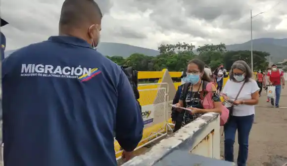 ¿Efecto Petro? Venezolanos se están regresando de Colombia