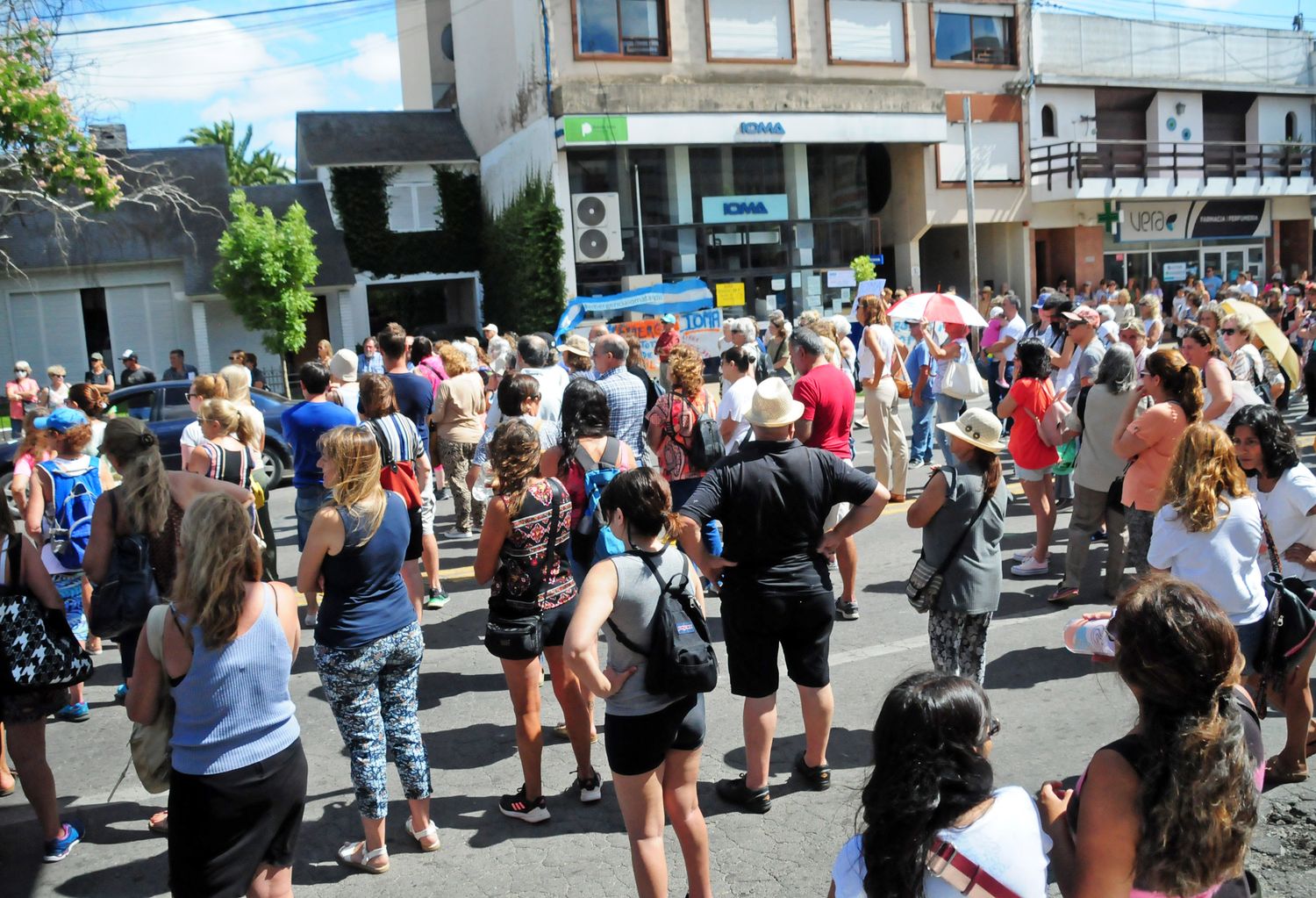 Masiva protesta frente a la sede local de IOMA por la falta de cobertura y los reiterados conflictos