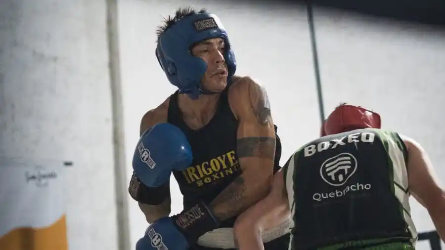 En pleno combate. Leonardo Rojas, uno de los ganadores en Uruguay