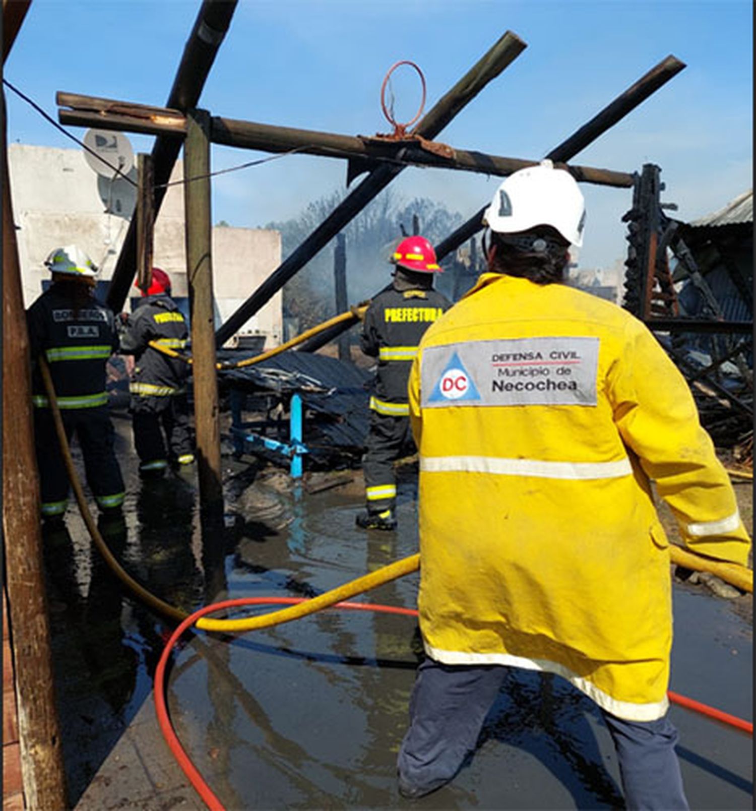 El fuego destruyó una cabaña de madera y no hubo heridos