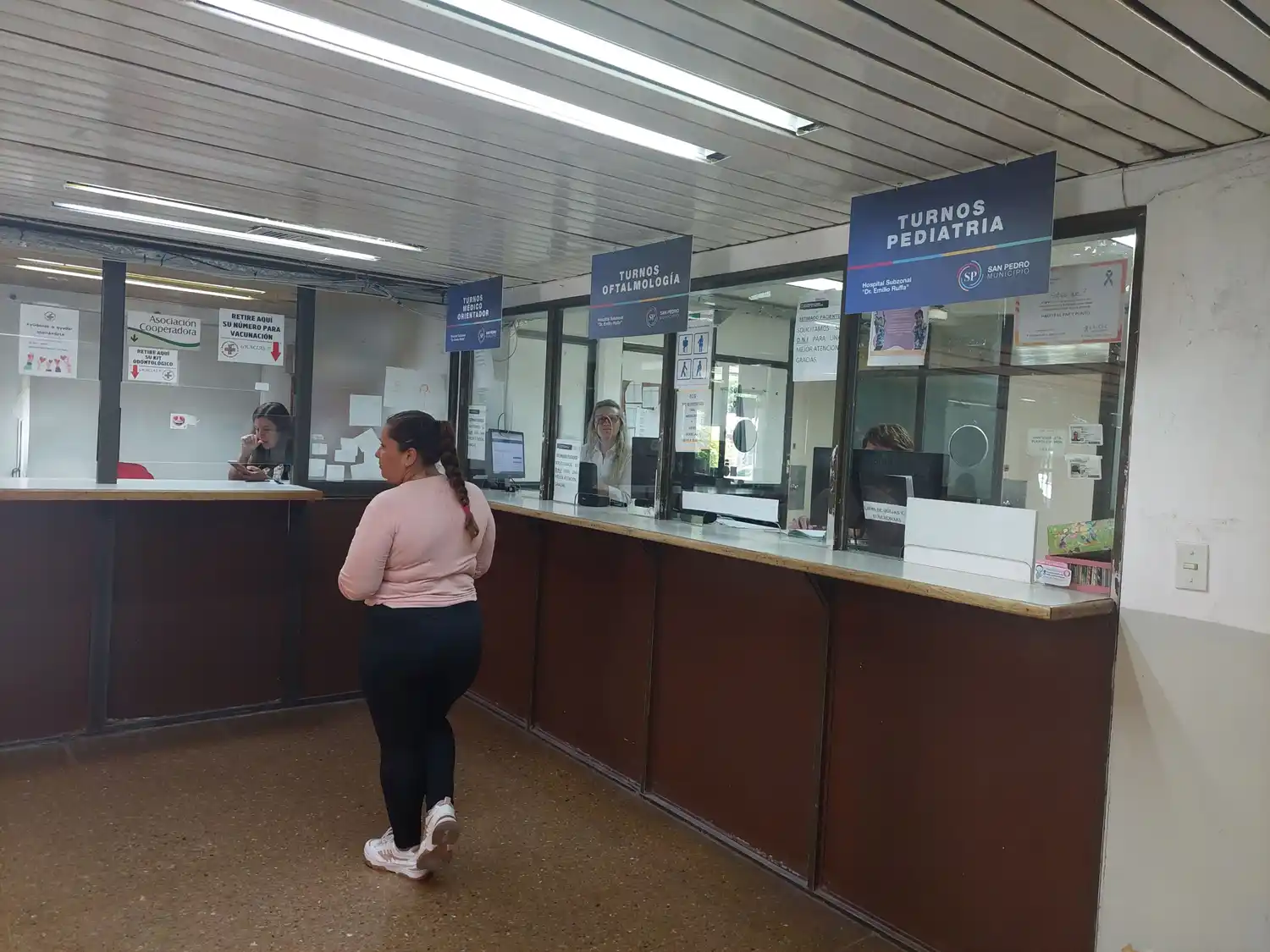 El Estafador QR fue a la zona de mesa de entrada y luego ingresó al box de Letrada.