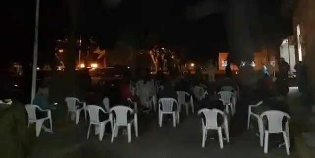 Nogoyá: esperan ser hisopados a la intemperie