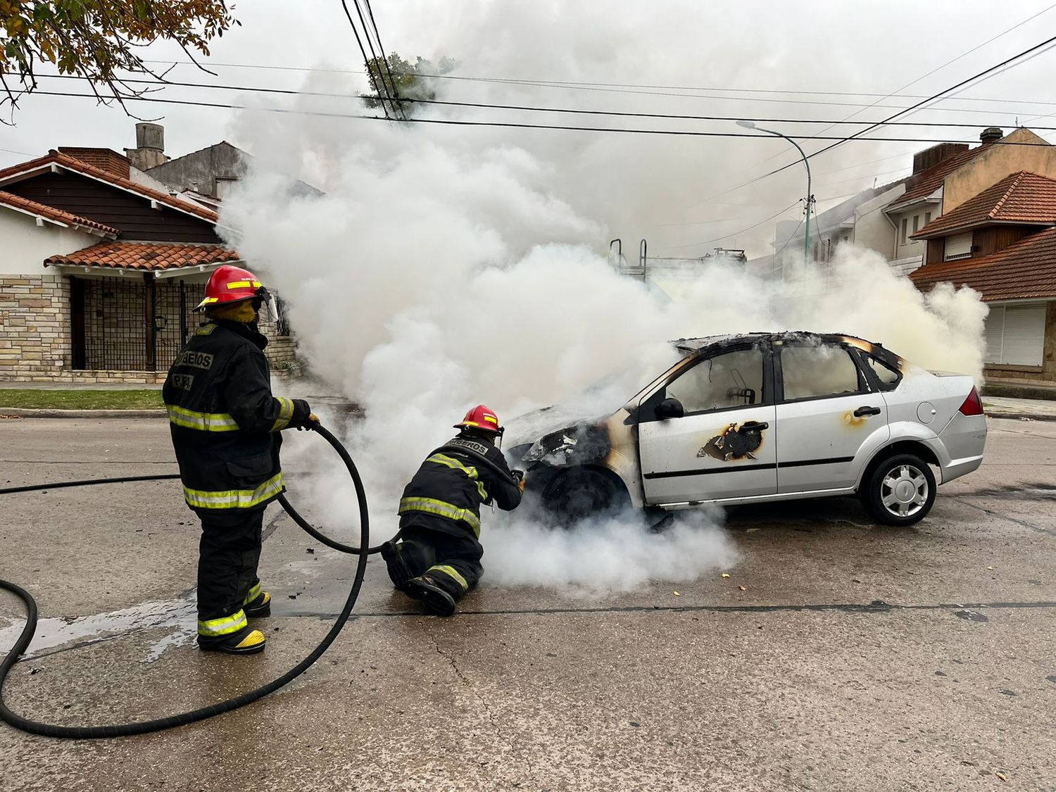 Bomberos trabajando en La Pampa y Bransen.