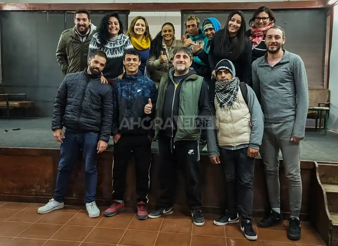 Parte del grupo que, todos los jueves de 10 a 11.30, concurre al taller de teatro en el Hogar de Cristo