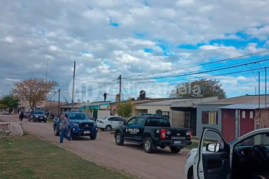 Una mujer mayor de edad salió de su casa y se encontró con algo que le llamó la atención: una bicicleta abandonada