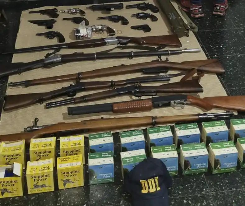 San Isidro: Vendía armas por internet y lo detuvieron con fusiles, ametralladora y lanzamisil