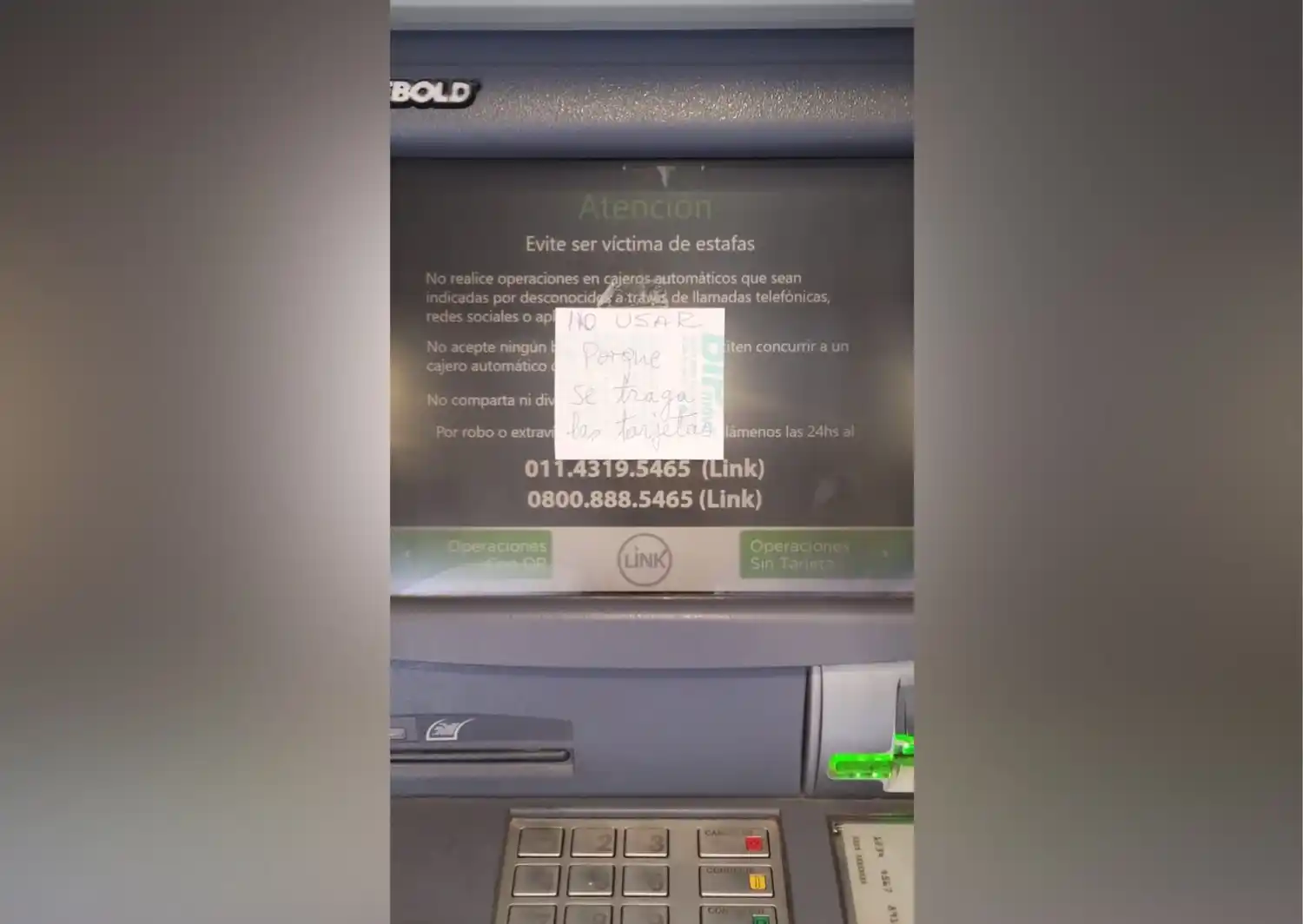 Reportan que hay un cajero dañado en el Banco Provincia