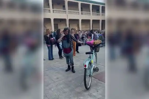 Le robaron su bicicleta y los alumnos usaron sus ahorros para comprarle una nueva: “Nunca imaginé algo así”