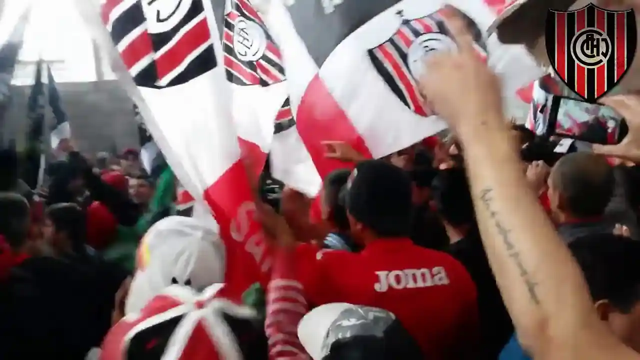 Hinchas de Chacarita se adueñaron del club para filmar un videoclip en plena pandemia