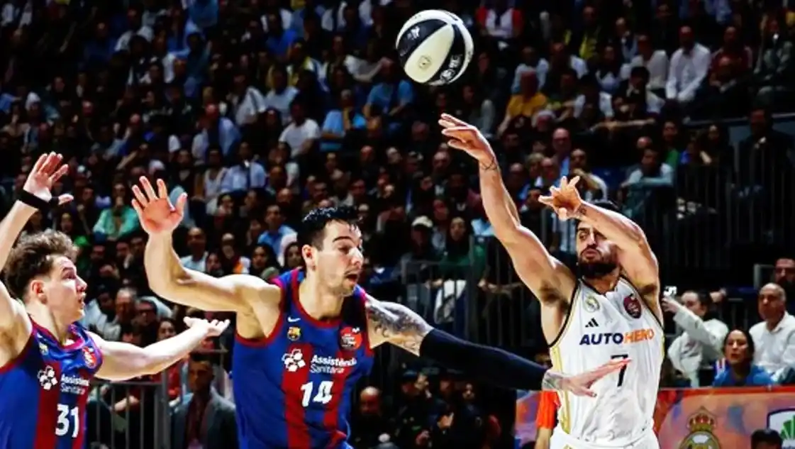 Campazzo y un tiro a la carrera