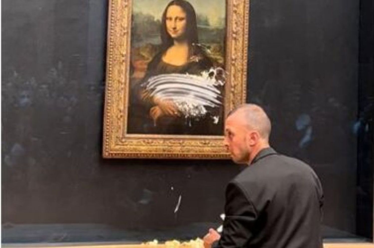 El cuadro de “La Gioconda” fue atacado con un “tortazo” por un hombre en sillas de ruedas