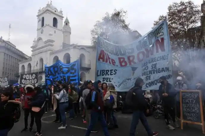 Piqueteros protestaron en Plaza de Mayo y reclamaron un bono de 20 mil pesos
