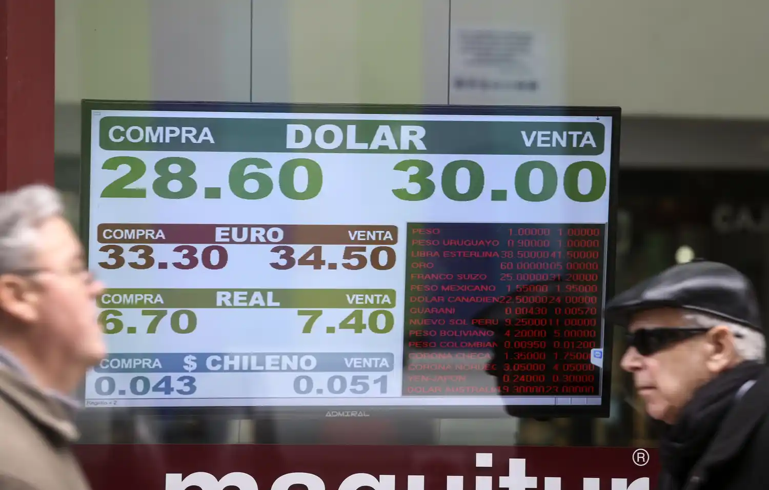 El dólar subió más de un peso, marcó un récord y terminó a un paso de 30 pesos