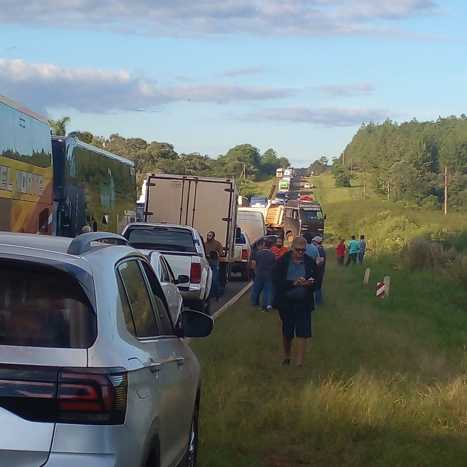 Largas colas de vehiculos en la ruta