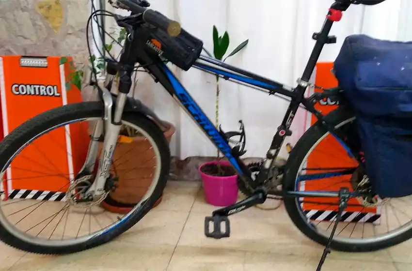 Con un caño en la mano quiso robarle la bicicleta y lo atraparon