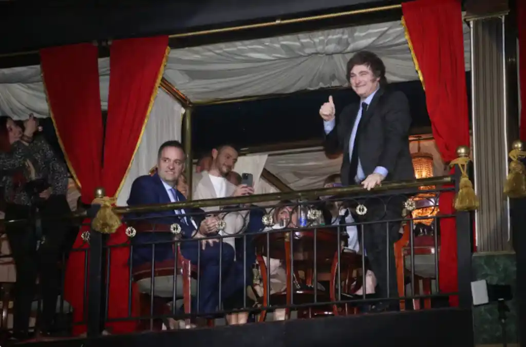 Milei saluda desde el palco en el desfile de Piazza