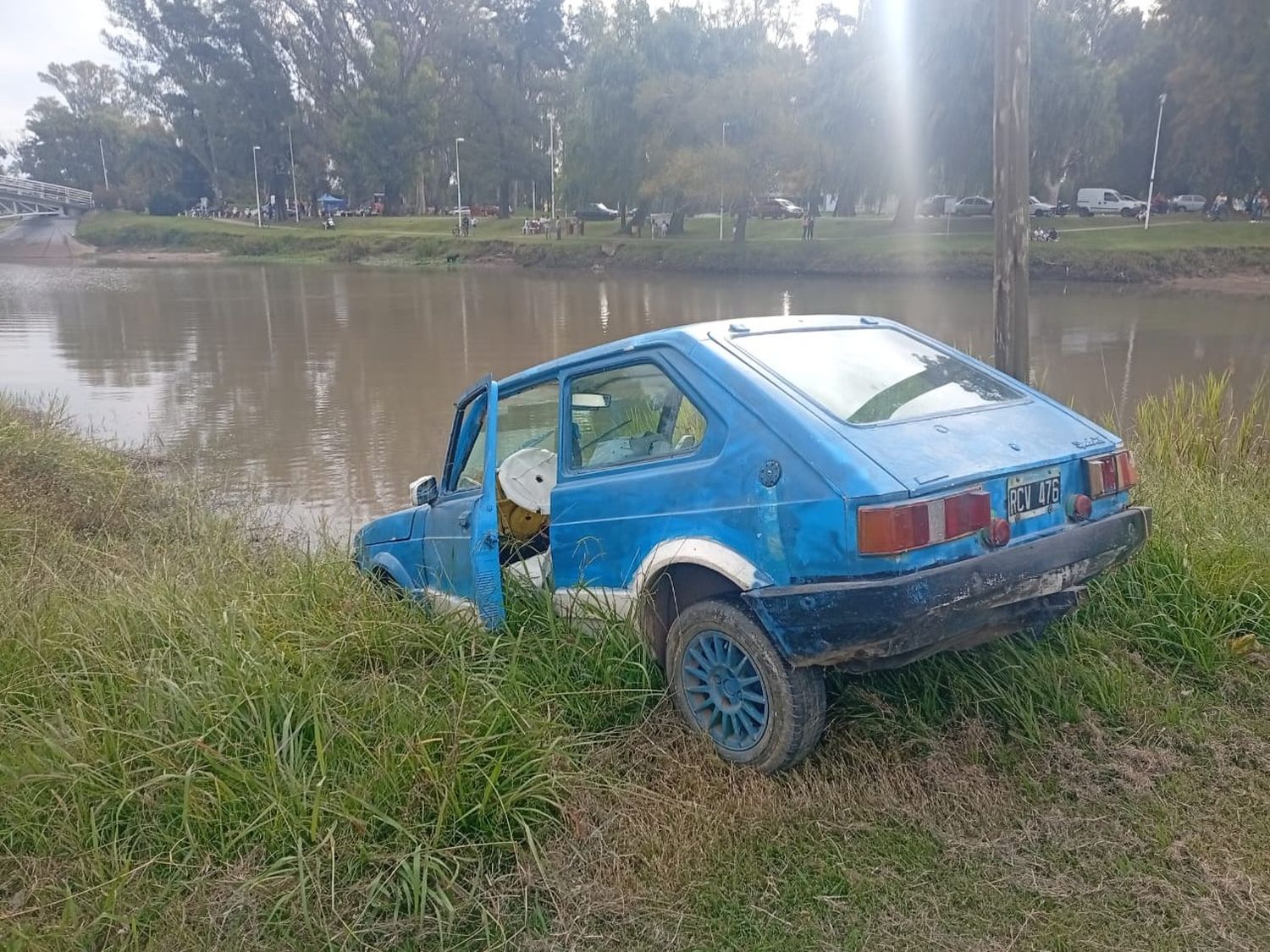Un auto casi se cae al agua en el Reservorio