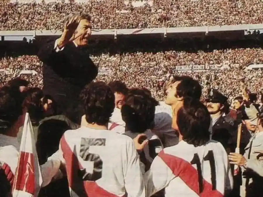 Ángel Labruna es llevado en andas en el Monumental después de ganar el título.