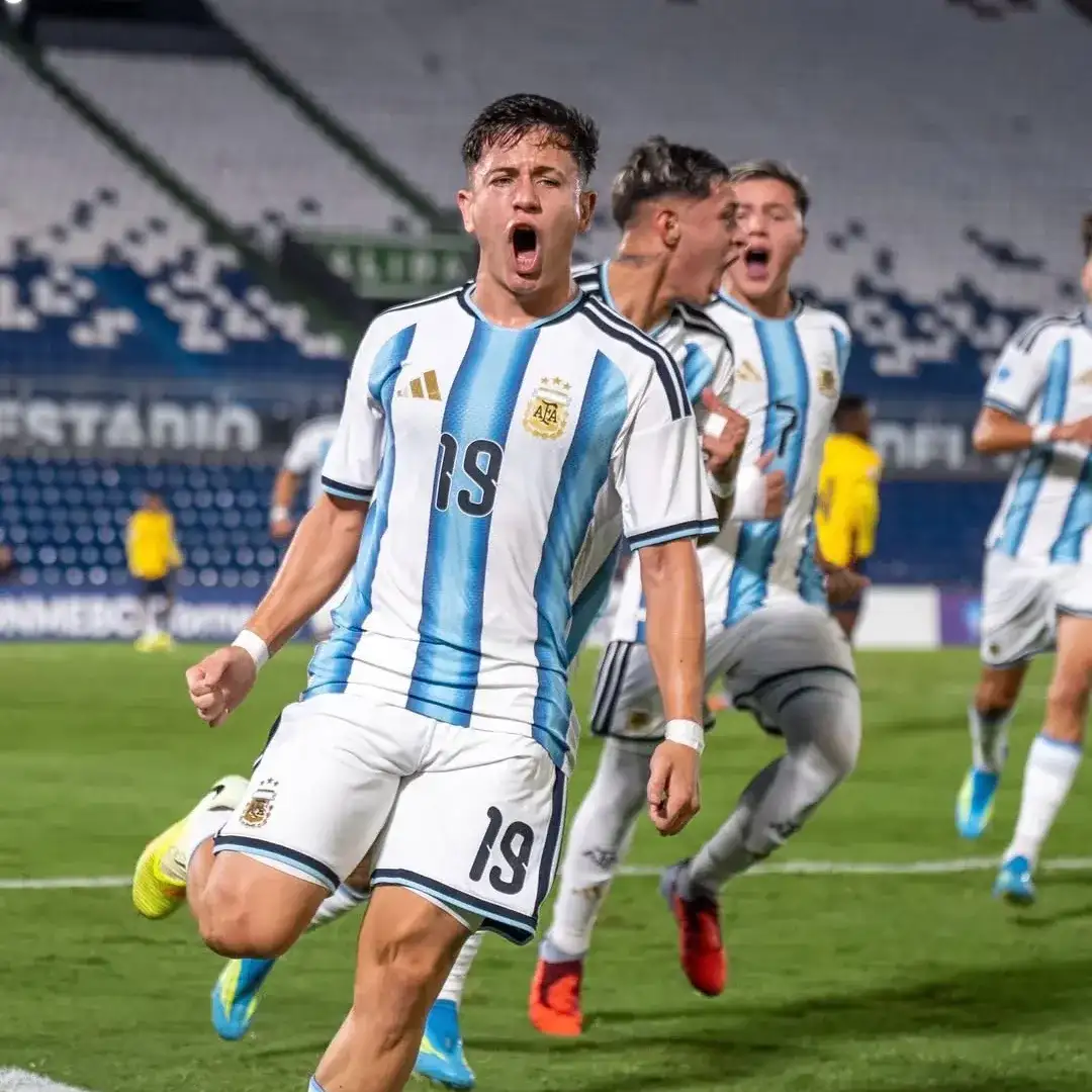 El festejo de los juveniles argentinos en Paraguay.